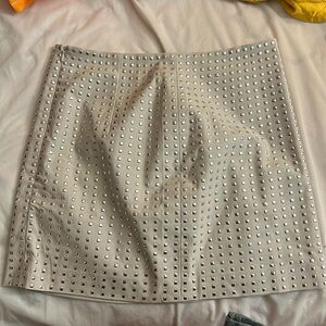 Mini skirt with beautiful square shaped detailing.